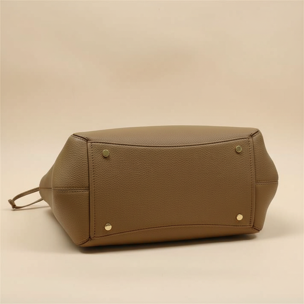 Sac brun vue dessous fond crème